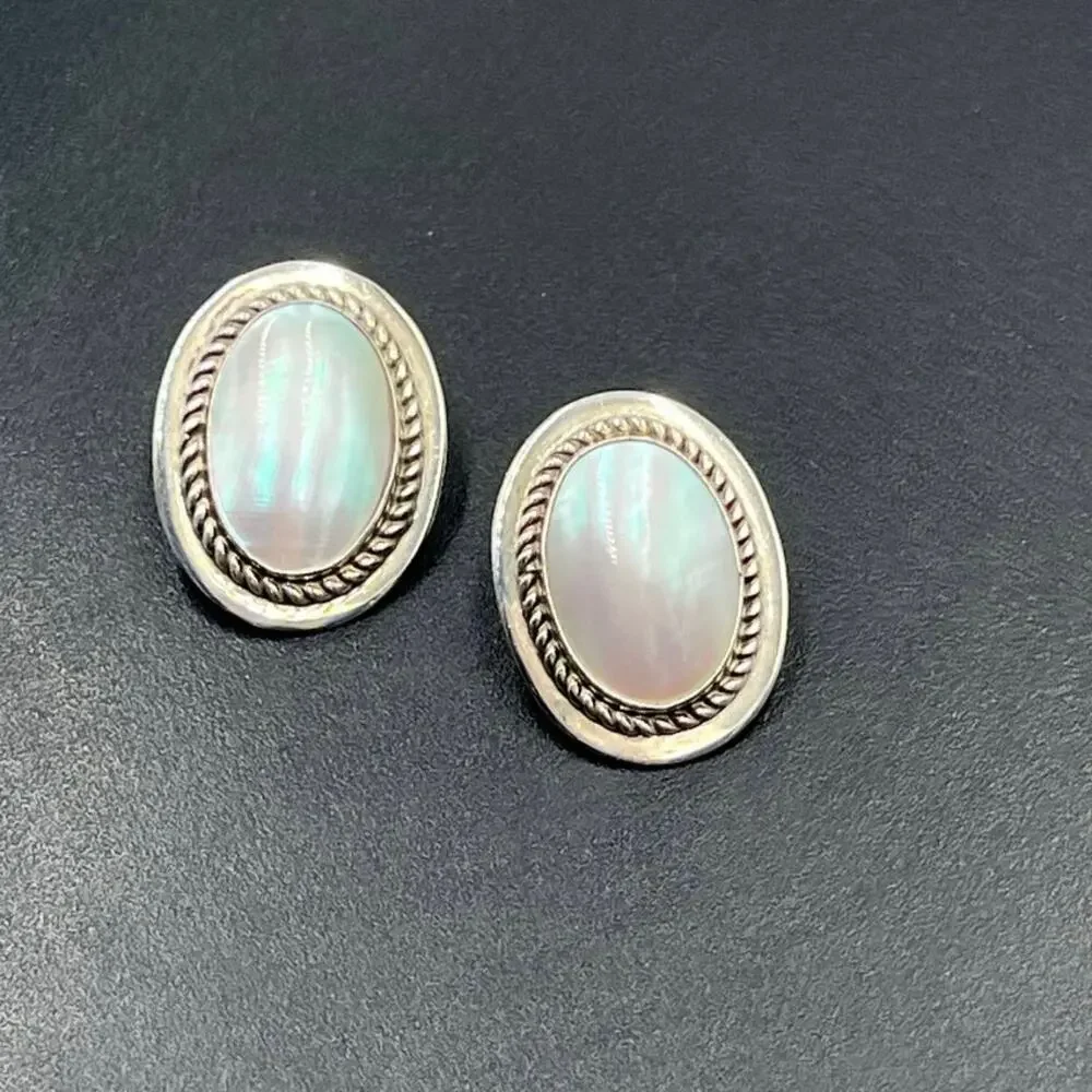 Rew Dinah‎ Richard Edward Wiley Sterling Silver Oval Mother of Pearl Earrings